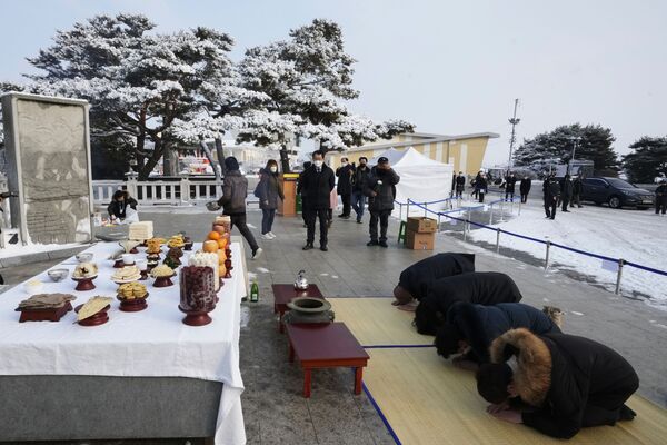 Северокорейские беженцы молятся своим предкам в павильоне Имджинган в Южной Корее во время празднования Лунного Нового года 1 февраля 2022 года. - Sputnik Армения