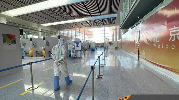 Медицинские работники в аэропорту Пекина перед началом зимних Олимпийских игр 2022 - Sputnik Армения