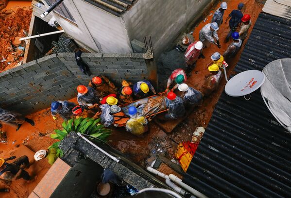 Пожарные убирают тело жертвы оползня после проливных дождей во Франко-да-Роша, штат Сан-Паулу, Бразилия - Sputnik Армения