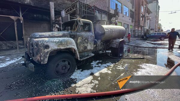 Своревший вследствии пожара бензовоз у бензоколонки на улице Арцаха (2 февраля 2022). Еревaн - Sputnik Армения