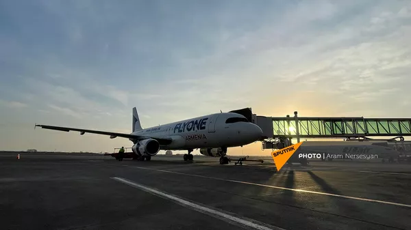 Самолет FlyOne Armenia перед вылетом в Стамбул (2 февраля 2022). Ереван - Sputnik Армения