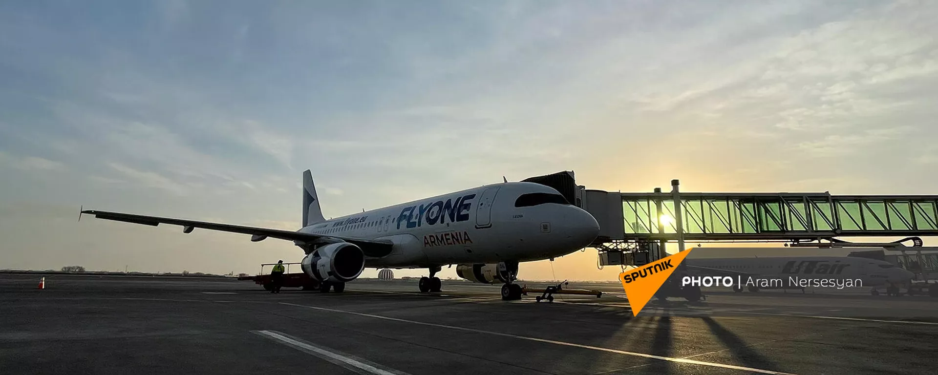 Самолет FlyOne Armenia перед вылетом в Стамбул (2 февраля 2022). Ереван - Sputnik Армения, 1920, 04.03.2022