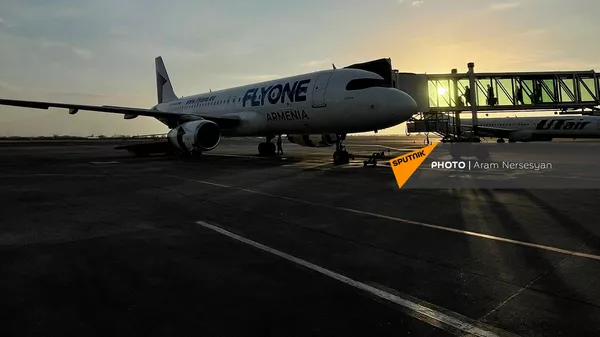Самолет FlyOne Armenia перед вылетом в Стамбул (2 февраля 2022). Ереван - Sputnik Армения
