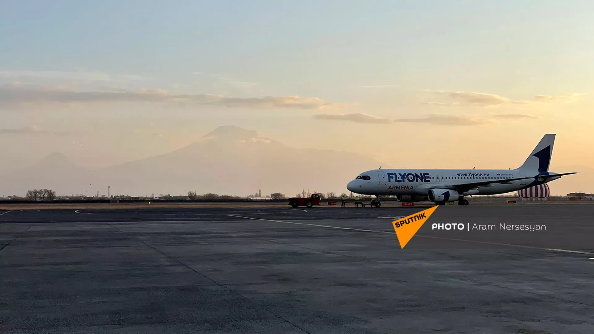 Самолет FlyOne Armenia перед вылетом в Стамбул (2 февраля 2022). Ереван - Sputnik Армения, 1920, 08.05.2023