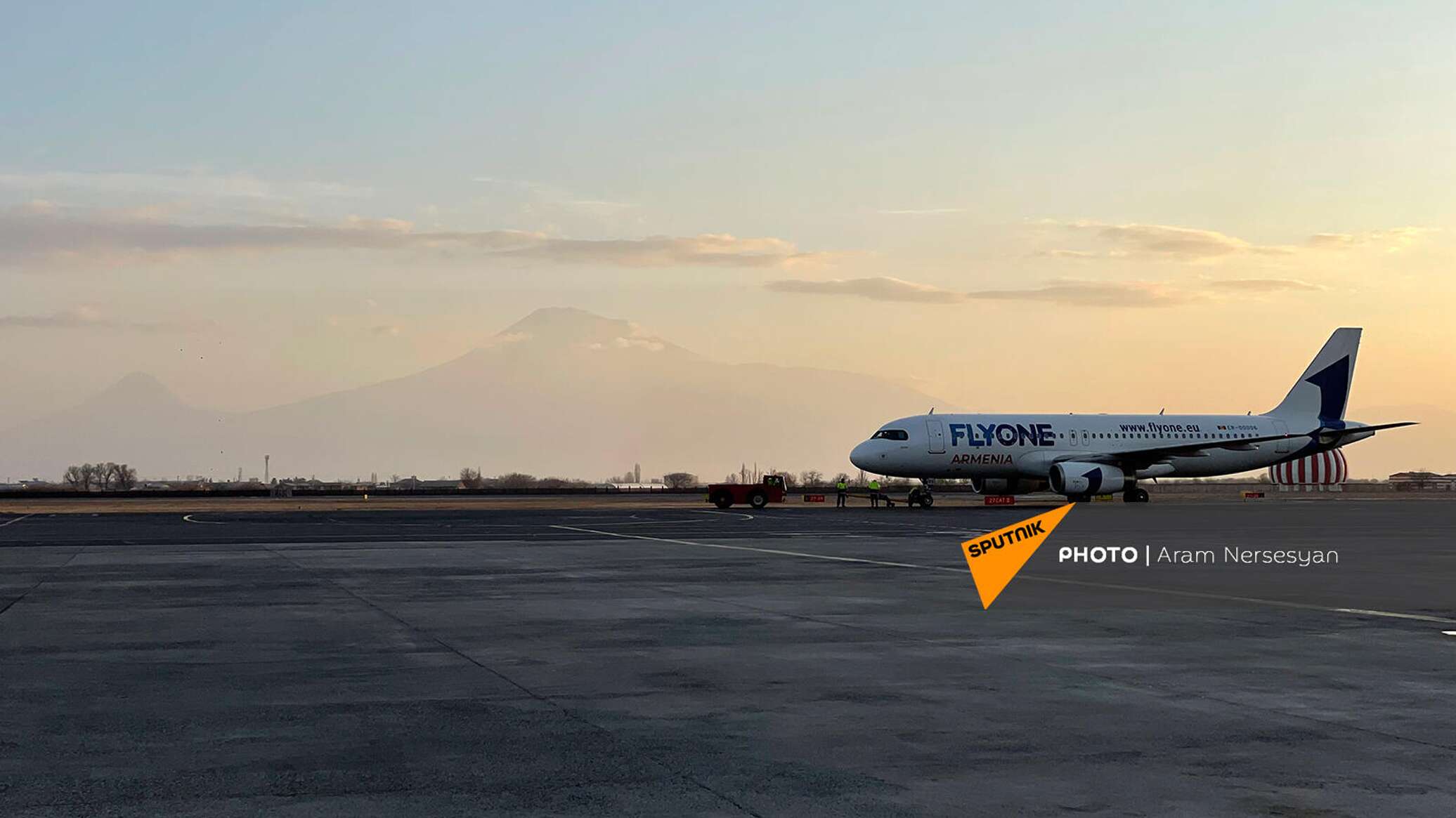 Оаэ самолет flydubai. Armenian airlines logo. Рейсы флай дубай новосибирск дубай. Рейс ереван дубай. Москва ереван самолет.
