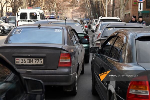 Акция протеста водителей против подорожания ОСАГО около ЦБ (3 февраля 2022). Еревaн - Sputnik Армения