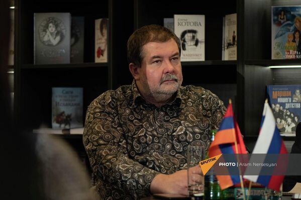 Գրող-ֆանտաստ Սերգեյ Լուկյանենկոն Ռուսական գրքի տանը, ռուսալեզու ԶԼՄ-ների հետ հանդիպման ժամանակ (3 փետրվարի, 2022), Երևան։Հայտնի գրողը զբոսնել է քաղաքում, հանդիպել ընթերցողների հետ, փորձել ազգային կերակրատեսակները։ - Sputnik Արմենիա