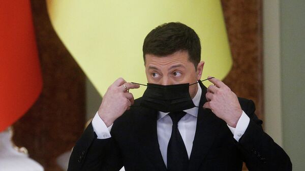 Президент Украины Владимир Зеленский поправляет маску на пресс-конференции (3 февраля 2022). Киев - Sputnik Армения