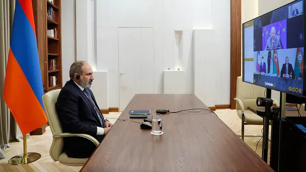 Премьер-министр Армении Никол Пашинян на видеоконференцсвязи с президентами Франции Эммануэлем Макроном, Азербайджана Ильхамом Алиевым и ЕС Шарлем Мишелем (4 февраля 2022). Париж - Sputnik Армения