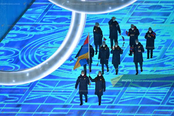 Հայաստանի պատվիրակությունը՝ ազգային դրոշով, ձմեռային Օլիմպիական խաղերի պաշտոնական բացման արարողության ժամանակ (փետրվարի 4, 2022), ՊեկինՁմեռային 22-րդ օլիմպիադայի դրոշակակիրներն էին գեղասահորդուհի Թինա Կարապետյանը և դահուկորդ Միքայել Միքայելյանը: - Sputnik Արմենիա