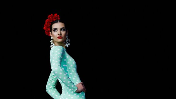 Модель во время Международного показа мод фламенко SIMOF в Севилье, Испания - Sputnik Армения