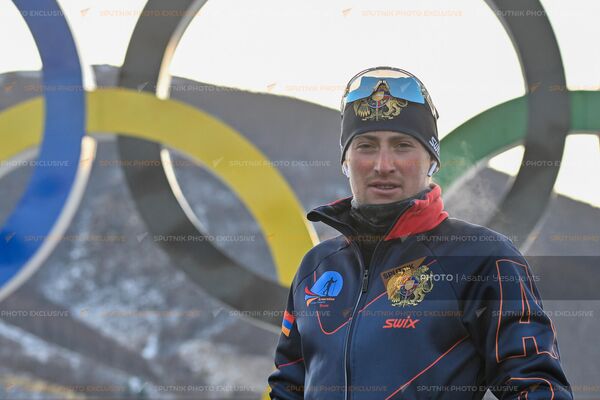 Лыжник Микаел Микаелян во время эксклюзивного интервью Sputnik Армения в перерыве тренировок (5 февраля 2022). Пекин - Sputnik Армения