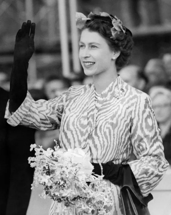 Королева Елизавета II провожает канадский лайнер Empress of Britain в Глазго, 1955 год. Королева Елизавета II провожает канадский лайнер Empress of Britain в Глазго, 1955 год. - Sputnik Армения