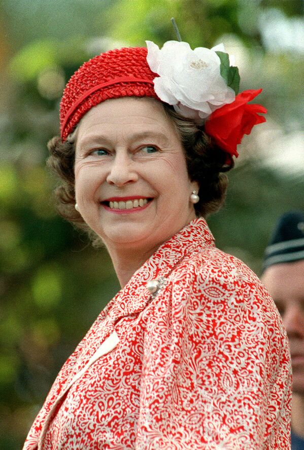 Թագուհին՝ Պերտի կառավարության շենքի այգում, 1988թ․-ի ապրլի 21-ին։ Հազարավոր մարդիկ երգում էին և շնորհավորում նրա 62-րդ տարեդարձը։ - Sputnik Արմենիա