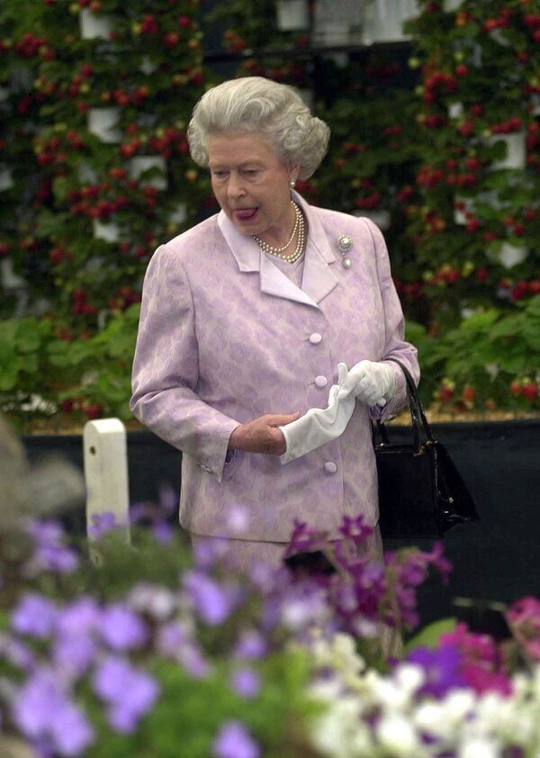 Елизавета II во время посещения выставки цветов в Челси в Лондоне 22 мая 2000 года. - Sputnik Армения