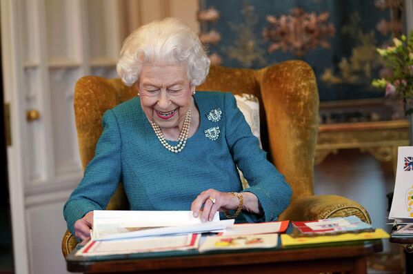 Մեծ Բրիտանիայի թագուհի Եղիսաբեթ II-ը Վինձորների պալատի Կաղնեփայտե սրահում դիտում է իր Ոսկե և Պլատինե հոբելյանների հիշարժան իրերը (4 փետրվարի, 2022թ․), Անգլիա - Sputnik Արմենիա