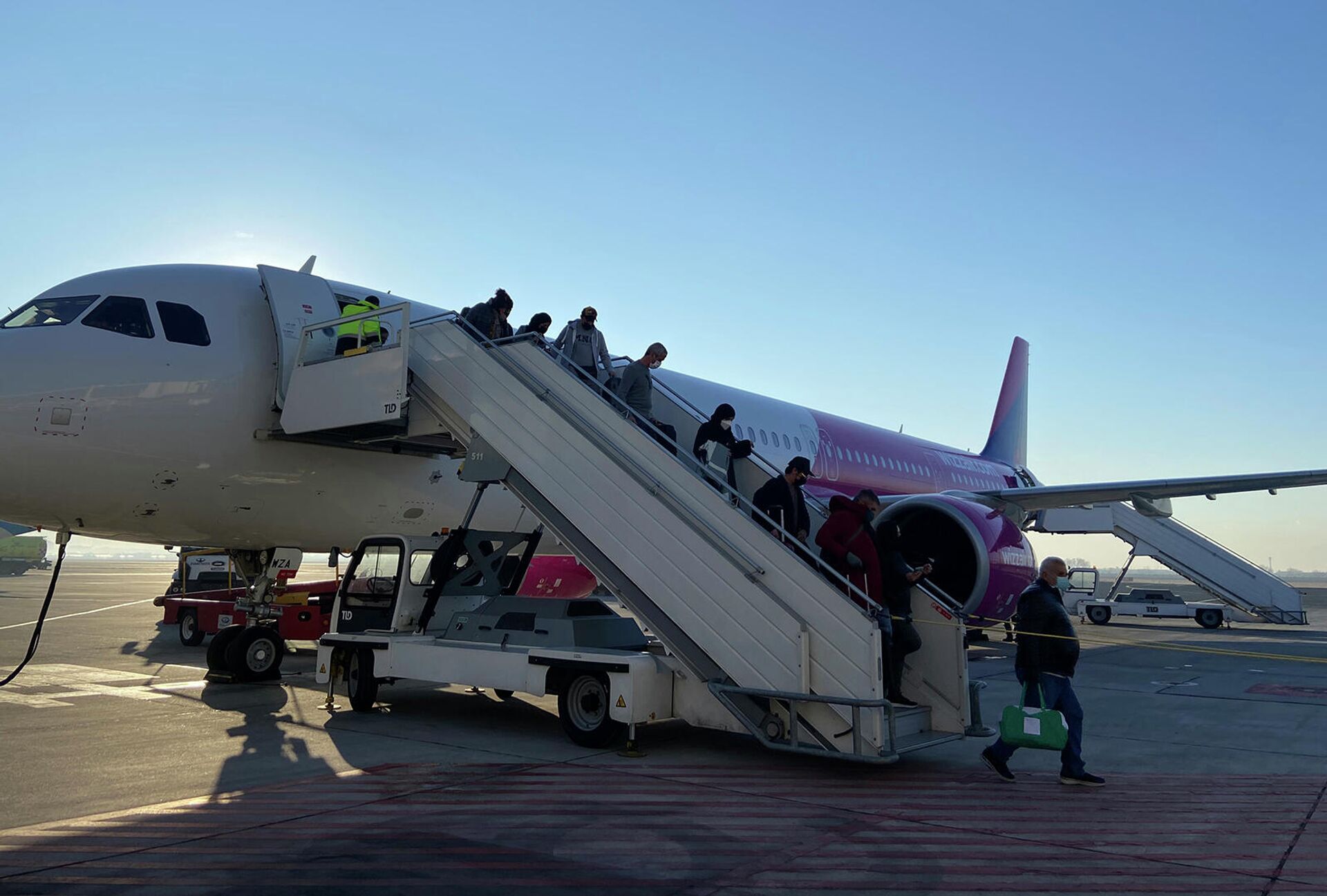 Первый рейс нового маршрута Абу-Даби - Ереван - Абу-Даби, запущенного авиакомпанией Wizz Air Abu Dhabi (7 февраля 2022). Еревaн - Sputnik Արմենիա, 1920, 07.02.2022