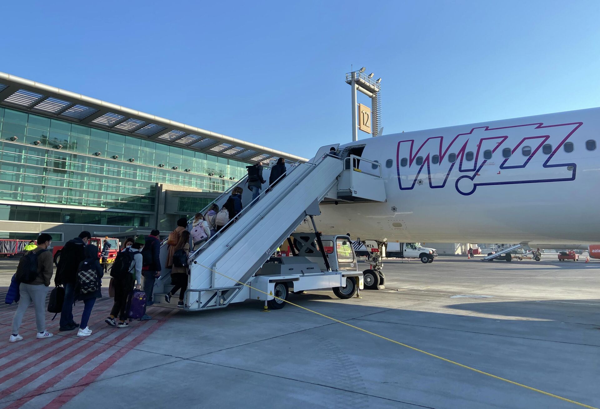 Первый рейс нового маршрута Абу-Даби - Ереван - Абу-Даби, запущенного авиакомпанией Wizz Air Abu Dhabi (7 февраля 2022). Еревaн - Sputnik Армения, 1920, 07.02.2022