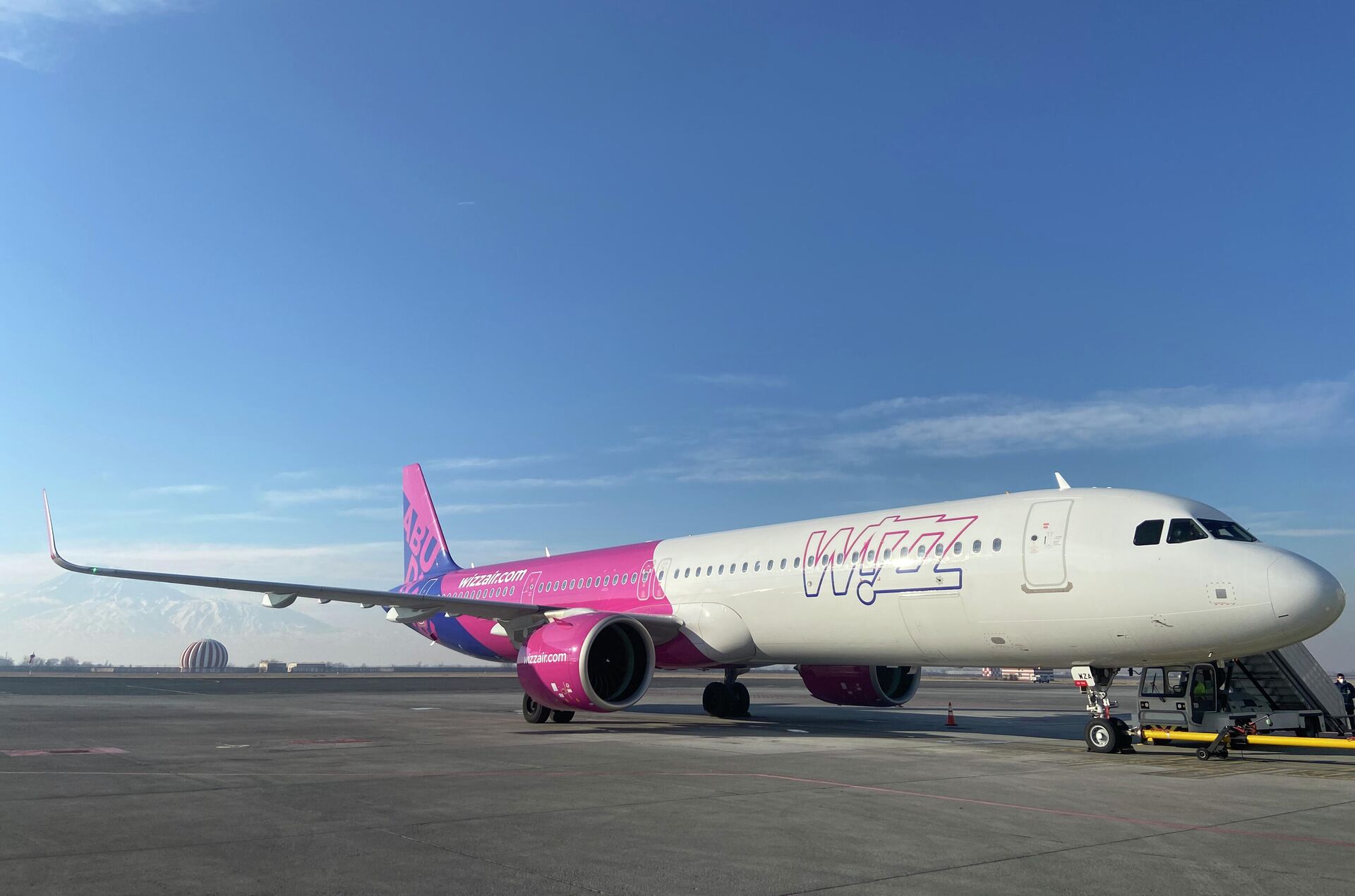 Первый рейс нового маршрута Абу-Даби - Ереван - Абу-Даби, запущенного авиакомпанией Wizz Air Abu Dhabi (7 февраля 2022). Еревaн - Sputnik Армения, 1920, 07.02.2022