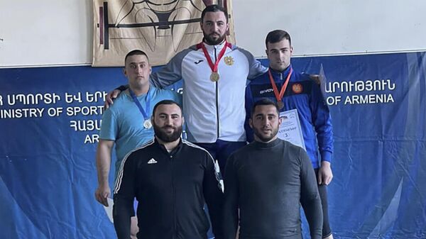 Победители и участники чемпионата Армении по тяжелой атлетике - Sputnik Արմենիա