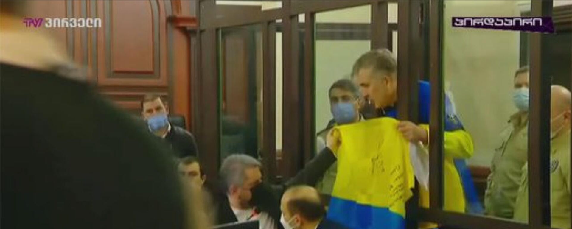 Саакашвили исполняет гимн Украины в зале суда в Тбилиси - Sputnik Արմենիա, 1920, 09.02.2022