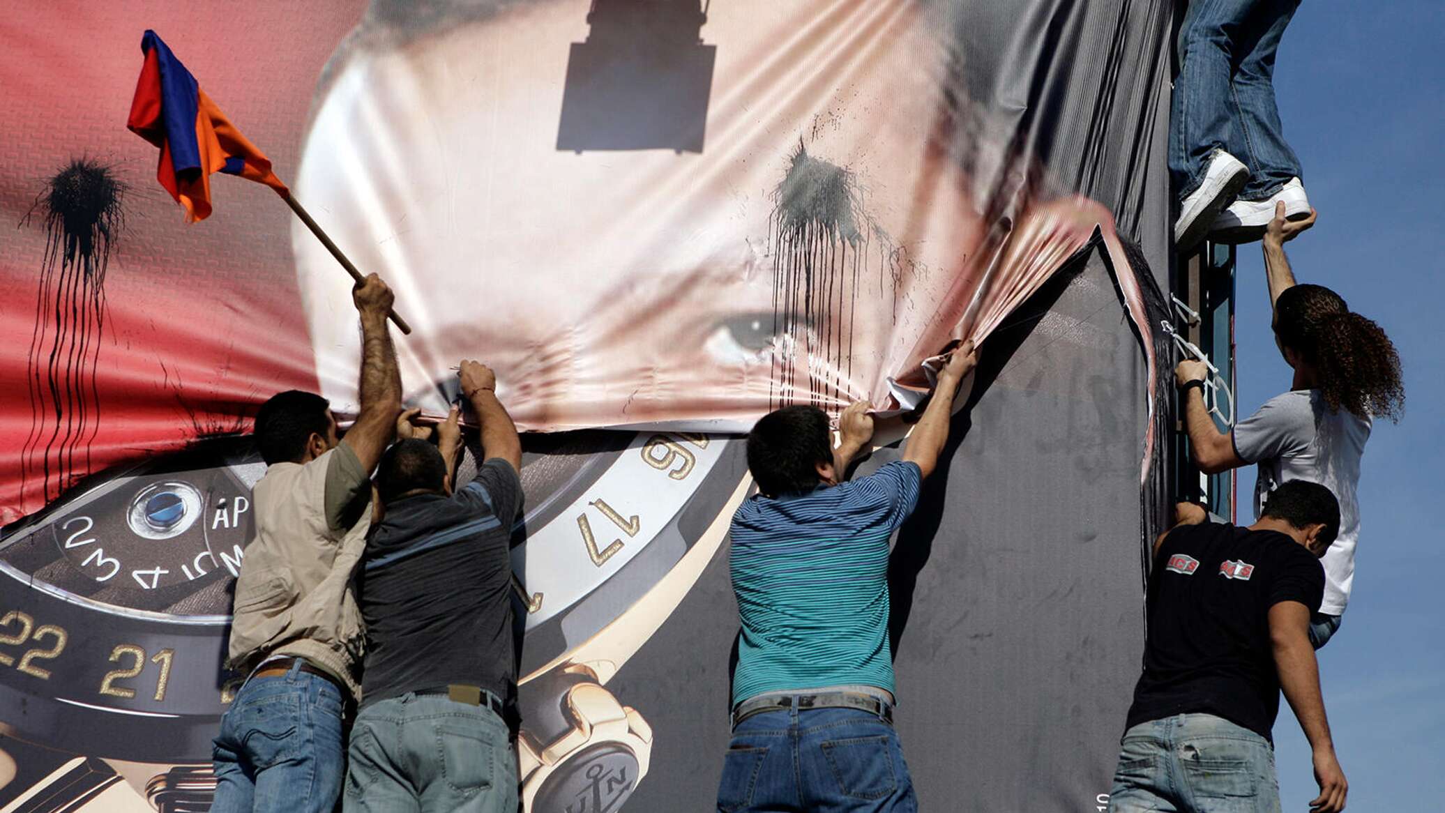 Turkish society. Исламский ученый турции. Турецкое общество. Турецкое общество. Черный фон мужчина фото армянский на флаг стоит смотрит на спина.