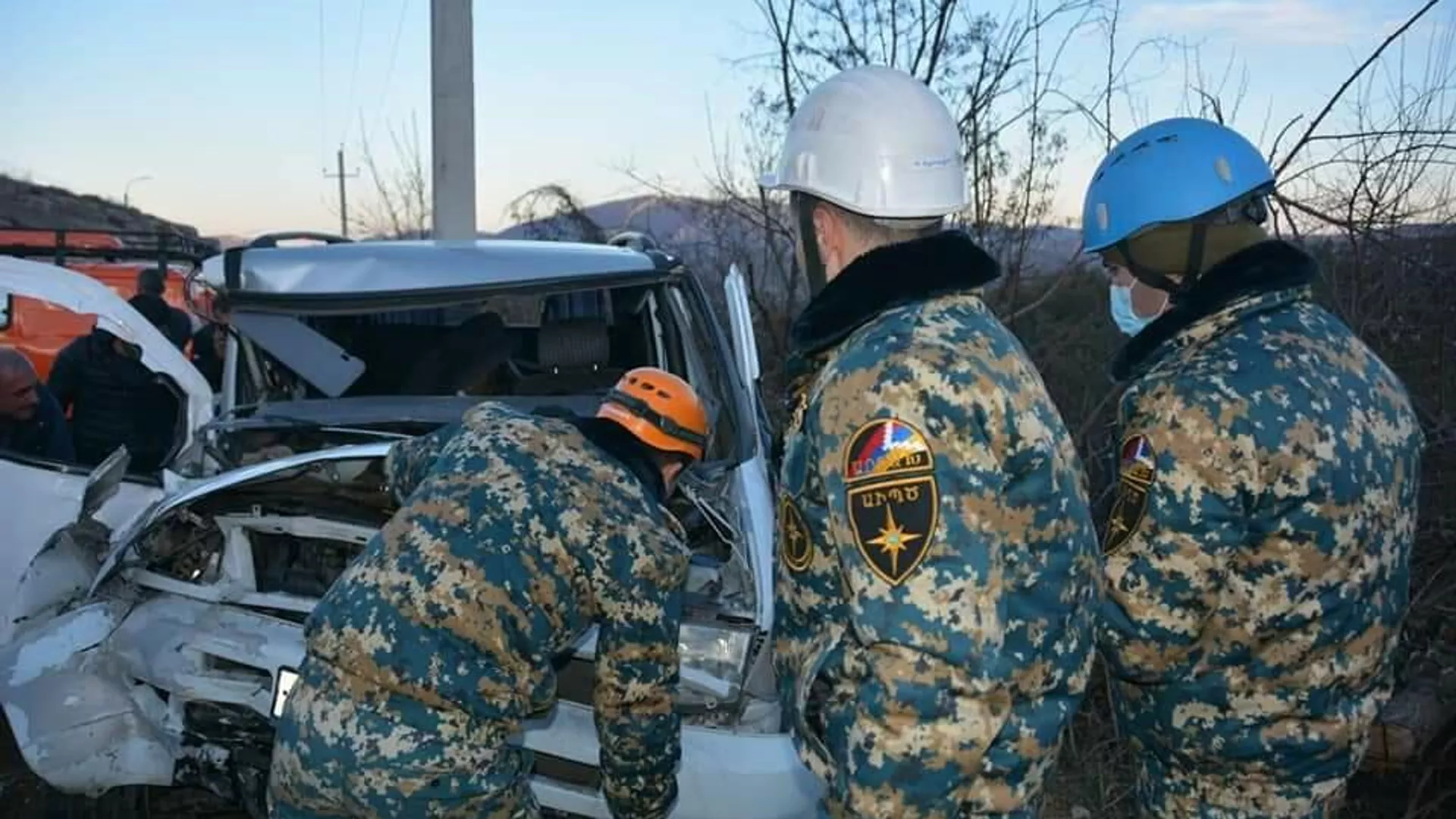 Спасатели ГСЧС МВД Карабаха на месте дорожно-транспортного происшествия на трассе Степанакерт-Шуши (9 февраля 2022). Карабах Спасатели ГСЧС МВД Карабаха на месте дорожно-транспортного происшествия на трассе Степанакерт-Шуши (9 февраля 2022). Карабах - Sputnik Армения, 1920, 09.02.2022