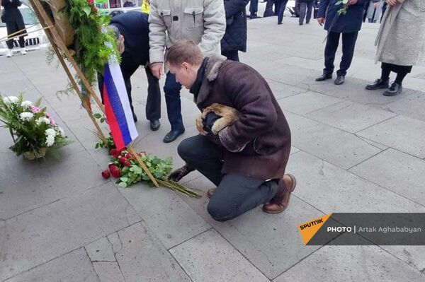Возложение цветов к памятнику Грибоедова (10 февраля 2022). Еревaн - Sputnik Армения