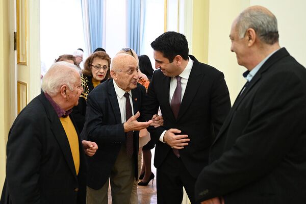 Ален Симонян встретился с народными артистами АрмССР (10 февраля 2022). Еревaн - Sputnik Армения