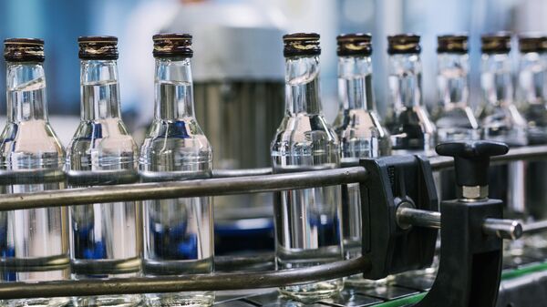 Цех розлива готовой продукции на российском предприятии по производству водки, архивное фото - Sputnik Արմենիա