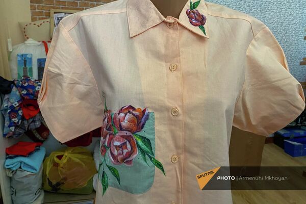 Переделанная одежда по программе Новая жизнь старой одежде во Дворце молодежи в Гюмри - Sputnik Армения