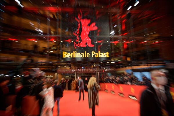 Гости прибывают на торжественную церемонию открытия 72-го Берлинского кинофестиваля - Sputnik Армения