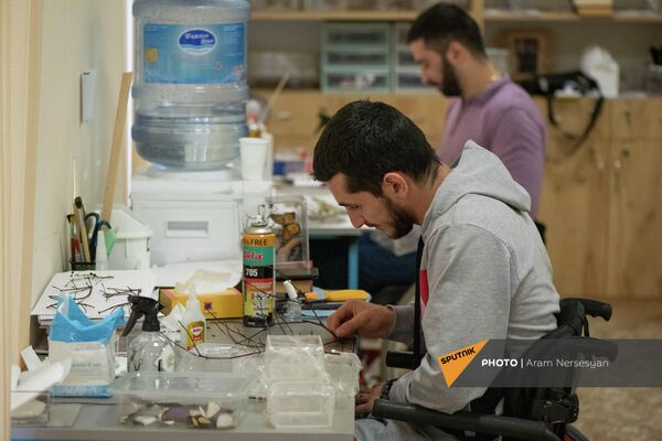 Получившие ранение солдаты изготавливают композиции из бабочек в реабилитационном центре Защитник Отечества - Sputnik Армения