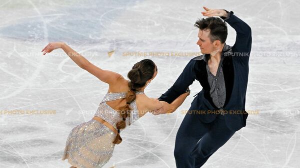Тина Карапетян и Симон Сенекаль из Армении на выступлениях танцевальных пар с ритм-танцем на XXIV зимних Олимпийских играх (12 февраля 2022). Пекин - Sputnik Армения