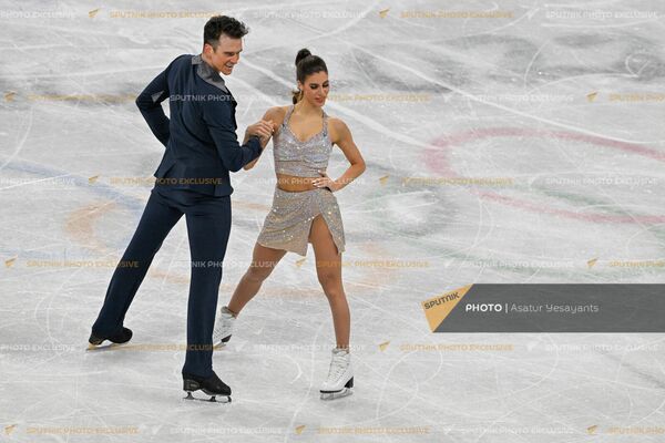 Тина Карапетян и Симон Сенекаль на выступлениях танцевальных пар с ритм-танцем на XXIV зимних Олимпийских играх 12 февраля 2022 года в Пекине - Sputnik Армения