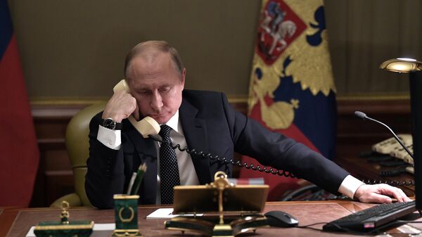 Президент РФ Владимир Путин разговаривает по телефону - Sputnik Армения