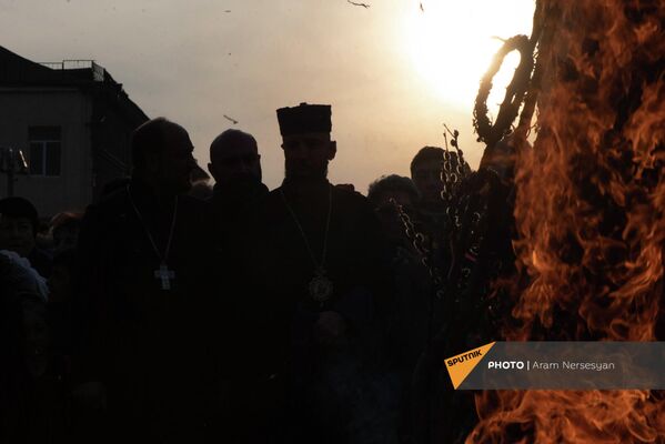 Во время празднования принято читать молитву, а после нее разжигать как можно большой костер. - Sputnik Армения