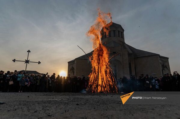 Во дворах почти всех церквей страны разжигают огонь, а вокруг него танцуют и поют. - Sputnik Армения