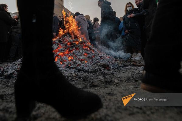 По традиции сквозь пламя прыгают пары, которые обручились или поженились в прошлом году. - Sputnik Армения