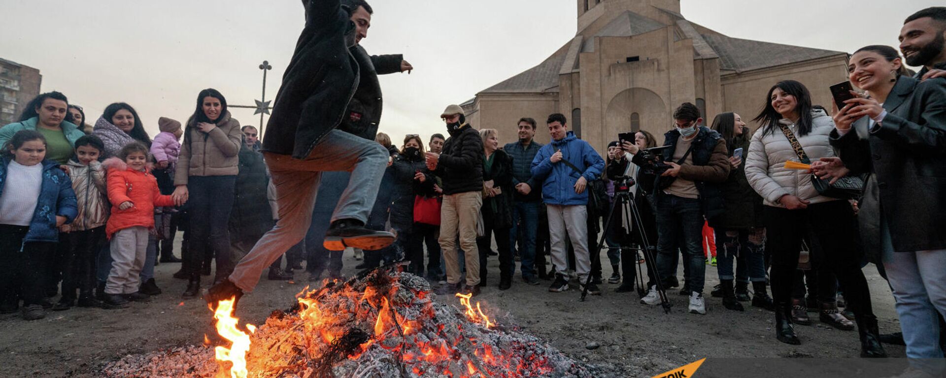 Празднование Трндеза во дворе Собора Святого Григория Просветителя (13 февраля 2022). Еревaн - Sputnik Армения, 1920, 13.02.2025
