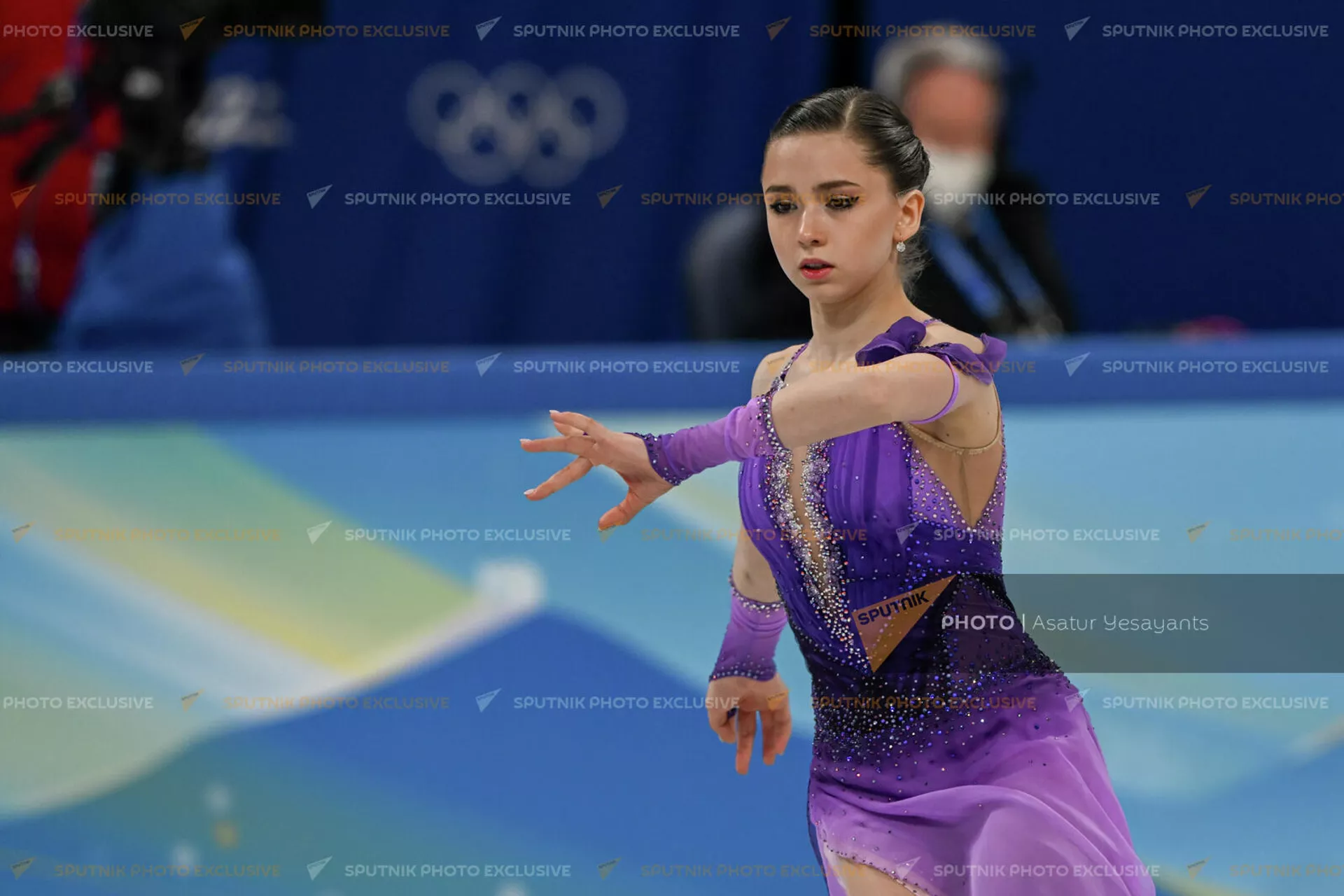 Камила Валиева (Россия) во время короткой программы женского одиночного катания по фигурному катанию на XXIV зимних Олимпийских играх (15 февраля 2022). Пекин Камила Валиева (Россия) во время короткой программы женского одиночного катания по фигурному катанию на XXIV зимних Олимпийских играх (15 февраля 2022). Пекин - Sputnik Армения, 1920, 15.02.2022