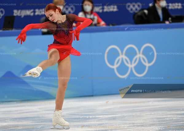 Ալեքսանդրա Տրուսովան (Ռուսաստան) XXIV ձմեռային Օլիմպիական խաղերում գեղասահքի կանանց մենասահքի կարճ ծրագրի ժամանակ (15 փետրվարի, 2022թ)․ Պեկին - Sputnik Արմենիա