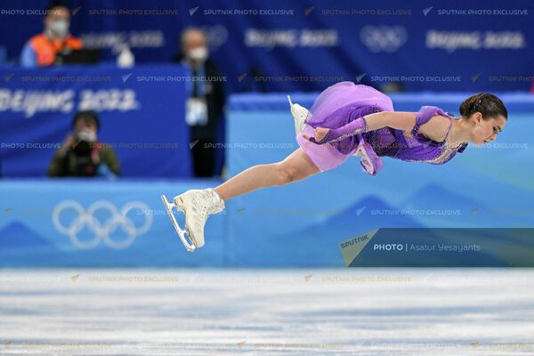 Կամիլա Վալիևան (Ռուսաստան) XXIV ձմեռային Օլիմպիական խաղերում գեղասահքի կանանց մենասահքի կարճ ծրագրի ժամանակ (15 փետրվարի, 2022թ)․ Պեկին - Sputnik Արմենիա