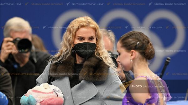 Этери Тутберидзе встречает Камилу Валиеву (Россия) после короткой программы женского одиночного катания по фигурному катанию на XXIV зимних Олимпийских играх (15 февраля 2022). Пекин - Sputnik Армения