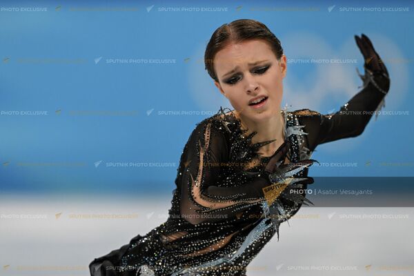 Աննա Շերբակովան (Ռուսաստան) XXIV ձմեռային Օլիմպիական խաղերում գեղասահքի կանանց մենասահքի կարճ ծրագրի ժամանակ (15 փետրվարի, 2022թ)․ Պեկին - Sputnik Արմենիա