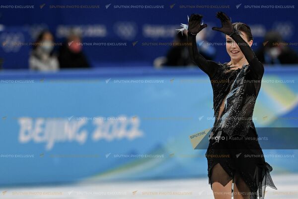 Анна Щербакова (Россия) во время короткой программы женского одиночного катания по фигурному катанию на XXIV зимних Олимпийских играх (15 февраля 2022). Пекин - Sputnik Армения