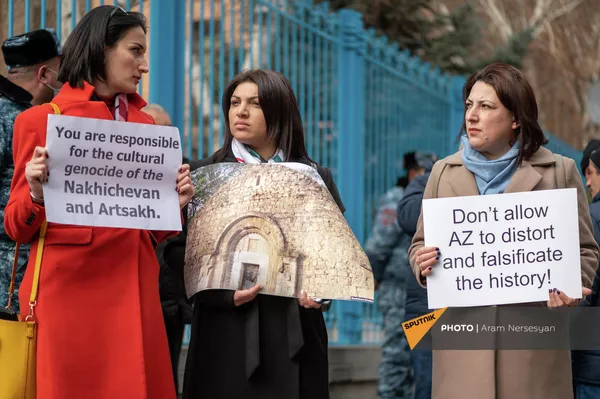 Акция с требованием предотвратить уничтожение и фальсификацию армянского культурного наследия в Карабахе у ереванского офиса ООН (16 февраля 2022). Еревaн Акция с требованием предотвратить уничтожение и фальсификацию армянского культурного наследия в Карабахе у ереванского офиса ООН (16 февраля 2022). Еревaн - Sputnik Армения