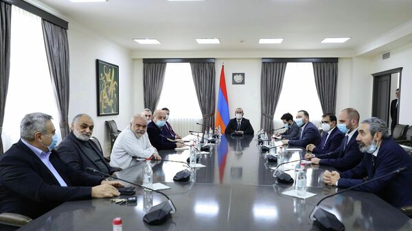 Министр иностранных дел Арарат Мирзоян встретился с зампредседателя НС Рубеном Рубиняном и представителями научного и экспертного сообщества (16 февраля 2022). Еревaн - Sputnik Արմենիա
