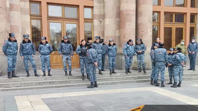 Полиция во время акции протеста работников научно-технологического центра органической и фармацевтической химии АН (17 февраля 2022). Ереван