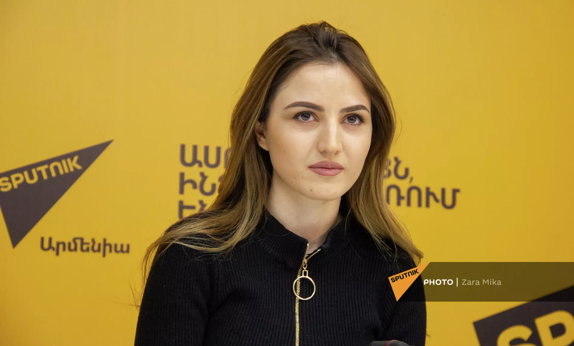 Лауреат конкурса кондитеров во Франции Джулия Саруханян на пресс-конференции Кто готовит всех вкусней? в мультимедийном пресс-центре Sputnik (17 февраля 2022). Ереван Лауреат конкурса кондитеров во Франции Джулия Саруханян на пресс-конференции Кто готовит всех вкусней? в мультимедийном пресс-центре Sputnik (17 февраля 2022). Ереван - Sputnik Армения, 1920, 17.02.2022